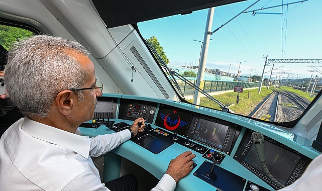 Milli elektrikli trenin 3. seti raylara çıktı