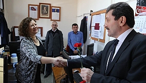 Vali Tavlı’dan bayanlara karanfil