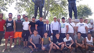 Öz; "Güreşçilerimizi yürekten kutluyorum"