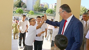 Öğrencilerin sevincine ortak oldu