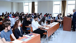 Şarlan, üniversitede halkla ilişkiler dersi verdi