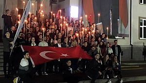 Üniversite öğrencileri Gençliğe Hitabe'yi okudu