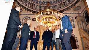 Turan, ibadete açılan camiyi gezdi