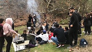 Üniversiteliler antik kemerde buluştu