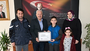 Başkan Yılmaz'dan öğrenciye teşekkür belgesi