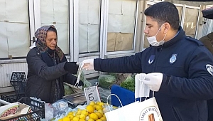 Eceabat'ta maske ve eldiven dağıtıldı