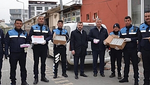 Esnafa kolonya dağıtıldı