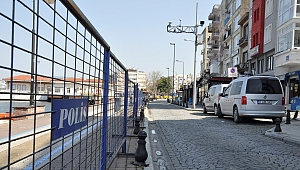 Kordon polis barikatlarıyla kapatıldı