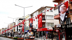 Cadde ve sokaklar Bayraklar ile donatıldı
