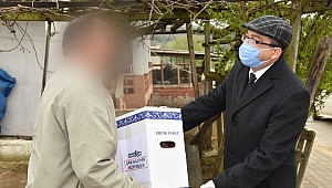 Erzak paketleri teslim ediliyor