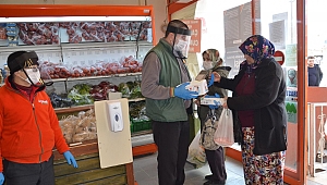 Ezine’de marketler ücretsiz maske dağıtmaya başladı