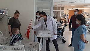 Hastanede çocuklara 23 Nisan hediyesi