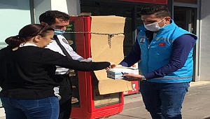Vefa grubundan maske dağıtımı
