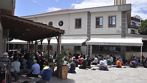 Camiler ibadete açıldı