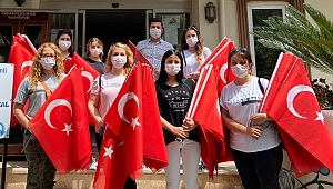 Esnaflara Türk Bayrağı dağıtıldı