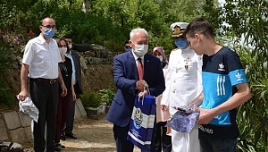Gençlere sürpriz doğum günü kutlaması