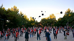 Öğrenciler kep fırlattı