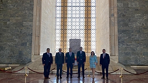 Ziyaretlere Anıtkabir ile başladı