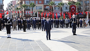 Atatürk Anıtı’na çelenkler sunuldu