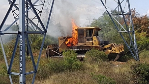 Bayramiç'te tır üzerindeki iş makinesi yandı