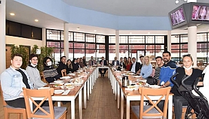 Tiyatro okulu öğrencileriyle buluştu