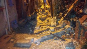 Ayvalık'ta sağanak yağışta tarihi bir ev yıkıldı, iki binanın çatısı çöktü