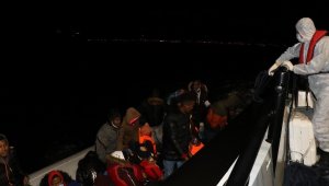 Çanakkale açıklarında 23 düzensiz göçmen kurtarıldı