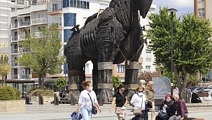 Güneşi gören kordona akın etti