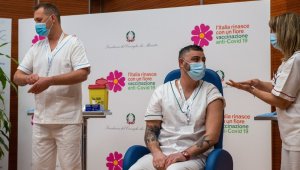 İtalya'da ilk Covid-19 aşıları yapıldı