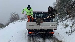 Balıkesir'de kardan kapanan yollar açıldı