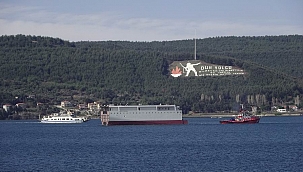 Çanakkale Boğazı’ndan dev geminin yarısı geçti