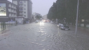 Sokaklar yağmur sularıyla doldu taştı