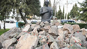 Uğur Mumcu karanfillerle anıldı…