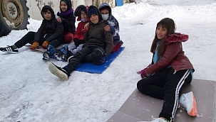 Çocuklar kar sevincini buzda kayarak çıkardılar