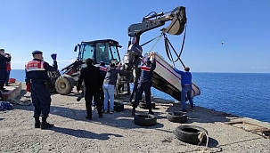 Arama çalışmaları devam ederken batan tekne kıyıya çıkarıldı