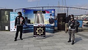Narkotik polisi kadınlara karanfil dağıttı