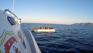 Ölüme terk edilen 82 düzensiz göçmen kurtarıldı