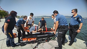 Denize düşen yaşlı adamı polis kurtardı