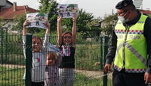 Jandarma ekiplerinden çocuklara boyama kitabı