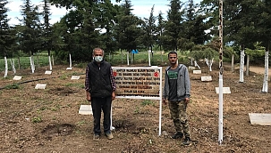 Tarihî şehitliğin bakımını çilek tarlası işçileri yapıyor