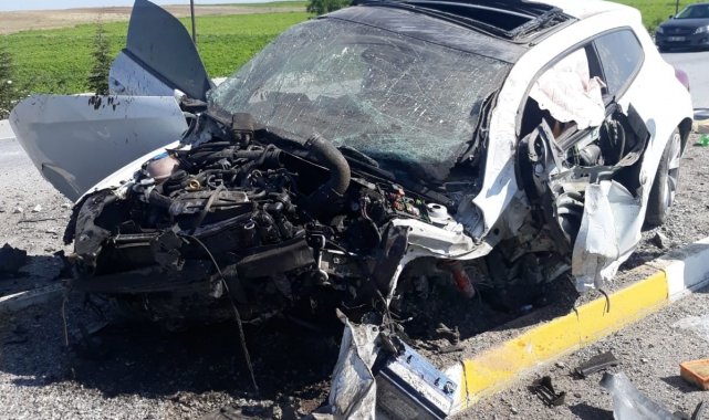 Afyonkarahisar'da otomobil bariyerlere çarptı: 3 ağır yaralı