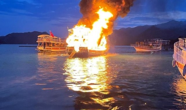 Antalya'da 17 metrelik tur teknesi alev alev yandı