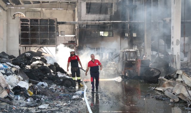 Antalya'da alev alev yanan plastik fabrikasından geriye küle dönmüş yığınlar kaldı