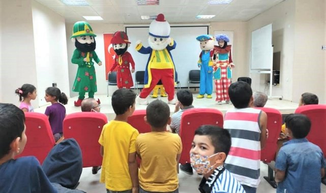 Bayburt'ta çocuklar tiyatro ile eğlencenin tadını çıkardı
