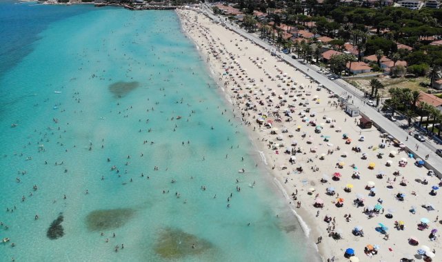 Çeşme'de nüfus 1 milyonu aştı; plajlardaki kalabalık havadan görüntülendi