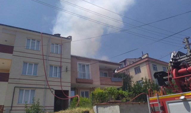 Edirne'de bir apartmanın çatısında çıkan yangın söndürüldü