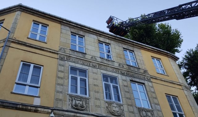 Fransız Konsolosluğuna bağlı Fransız Kreşi'nin çatısında çıkan yangın korkuttu