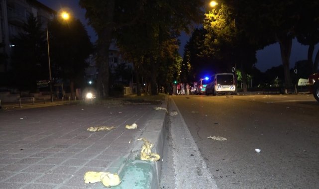 Hamur yüklü hafif ticari araç takla attı: 3 yaralı