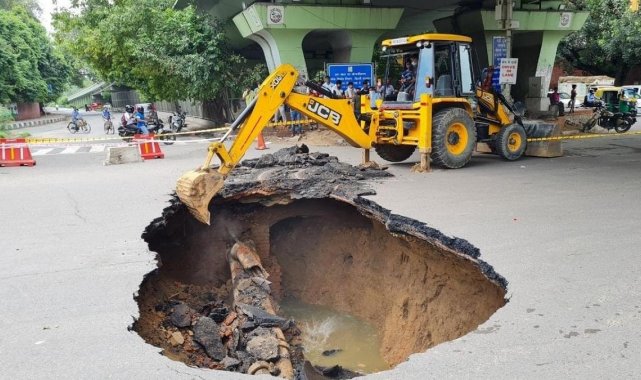Hindistan'da yol ortasında oluşan dev düden korkuttu