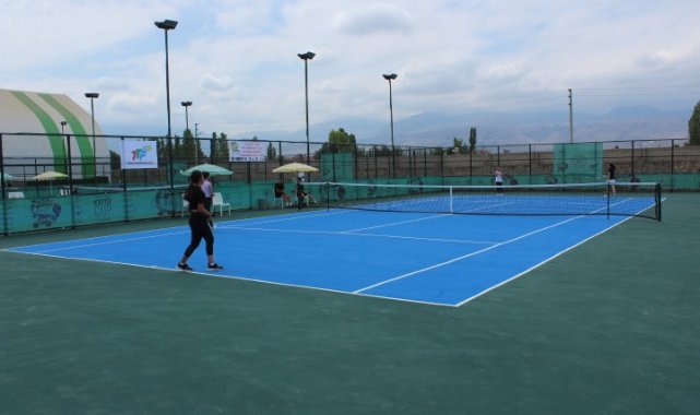 Iğdır'da "Kayısı Cup" tenis turnuvası başladı